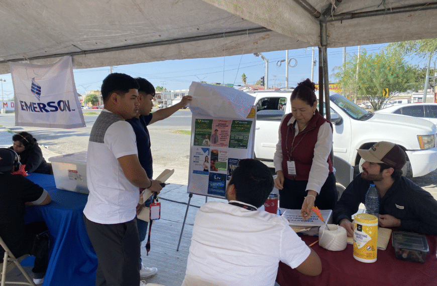 Responden ciudadanos a Feria de Empleo en la Plaza de la Mujer