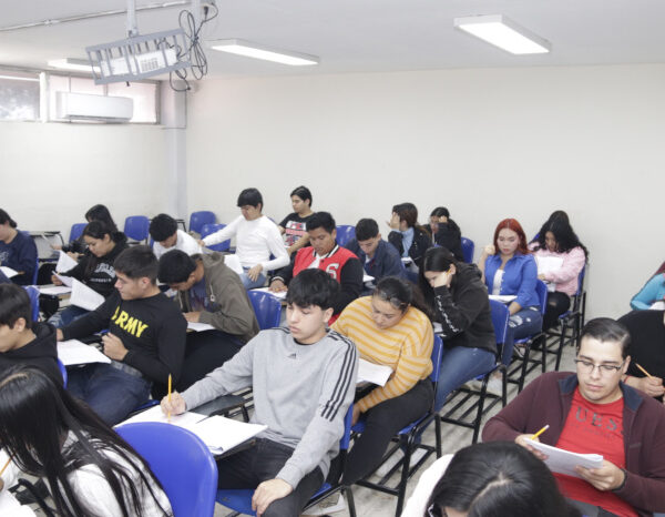 Presentan aspirantes examen de ingreso para el ciclo escolar 2025-1 de la UAT