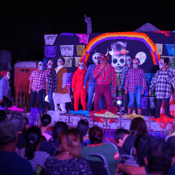 Disfrutan familias de festival de Día de muertos…
