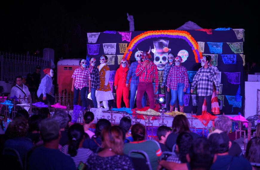 Disfrutan familias de Festival de Día de Muertos en antigüo panteón  municipal