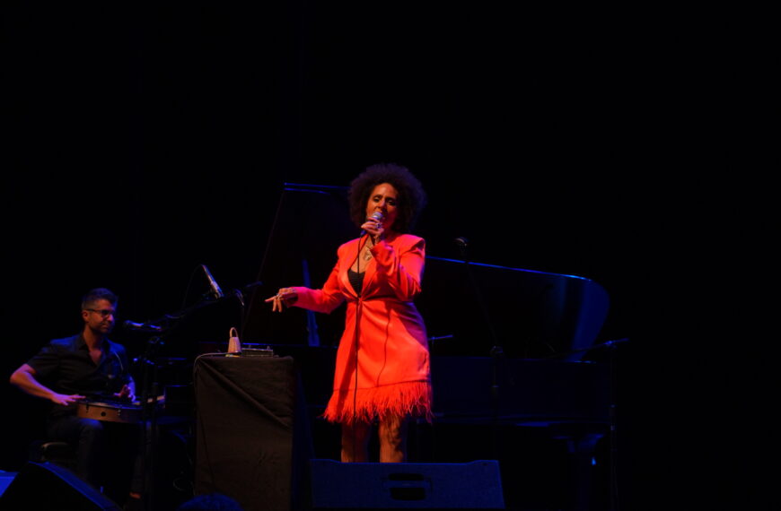 Enamora Malika Zarra con su voz en Festival Internacional de la Costa del Seno Mexicano