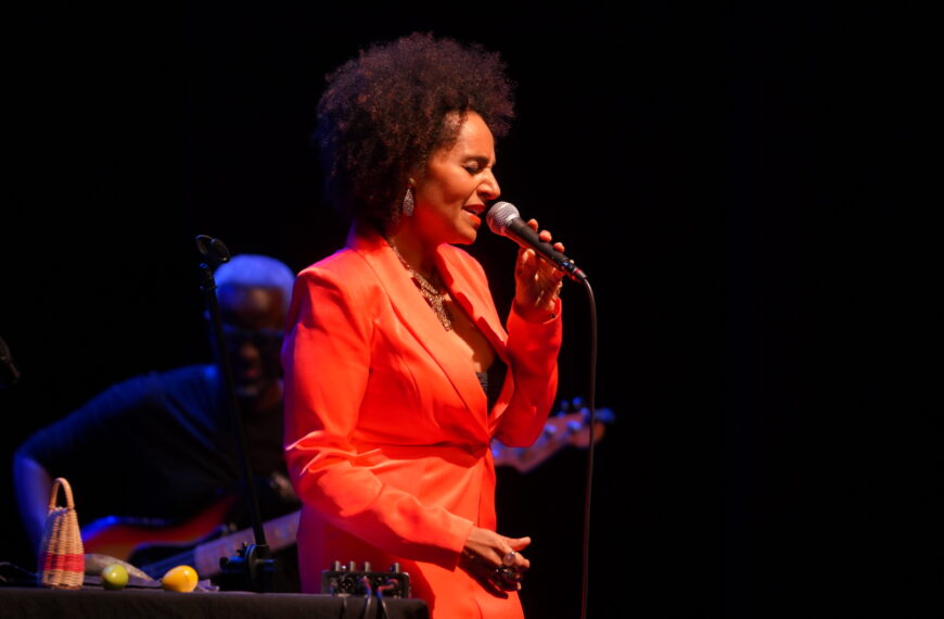 Enamora Malika Zarra con su inigualable voz en Festival Internacional de la Costa del Seno Mexicano