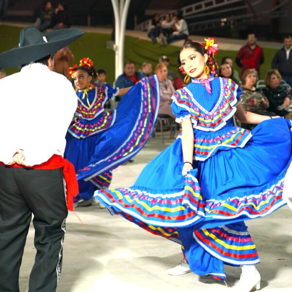 Disfrutan ciudadanos de folklor, baile y danzón en la plaza Simón Bolívar