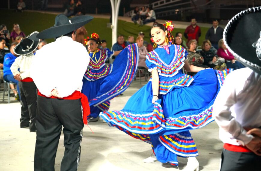 Disfrutan ciudadanos de folklor, baile y danzón en la plaza Simón Bolívar