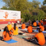 Inicia Inmujer cartelera naranja con encuentro de yoga y círculo de confianza