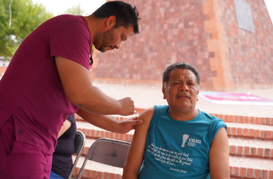 Aprovechan familias jornada de vacunación contra influenza y Covid-19 del gobierno municipal
