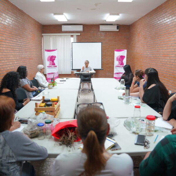 Conocen secretos ancestrales de plantas en taller de herbolaria impulsado por el Inmujer