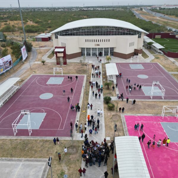 Reconocen neolaredenses los trabajos de remodelación de la Ciudad Deportiva