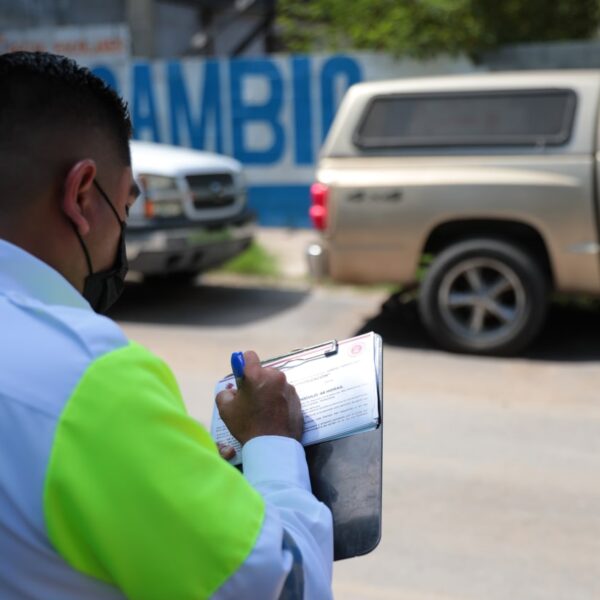 Avanza programa de deschatarrización; remueven 70 vehículos abandonados en colonia Los Arcos