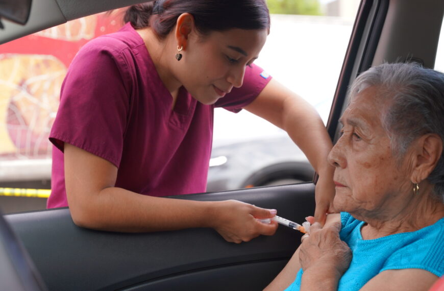 Responde la ciudadanía a la jornada de vacunación drive thru contra influenza y Covid-19