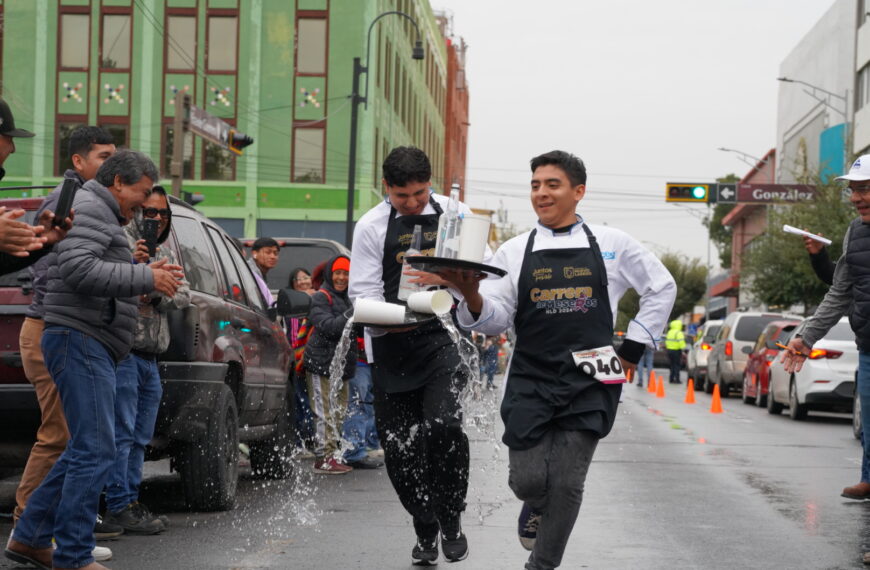 Habilidad y destreza muestran más de 95 meseros en la tradicional carrera