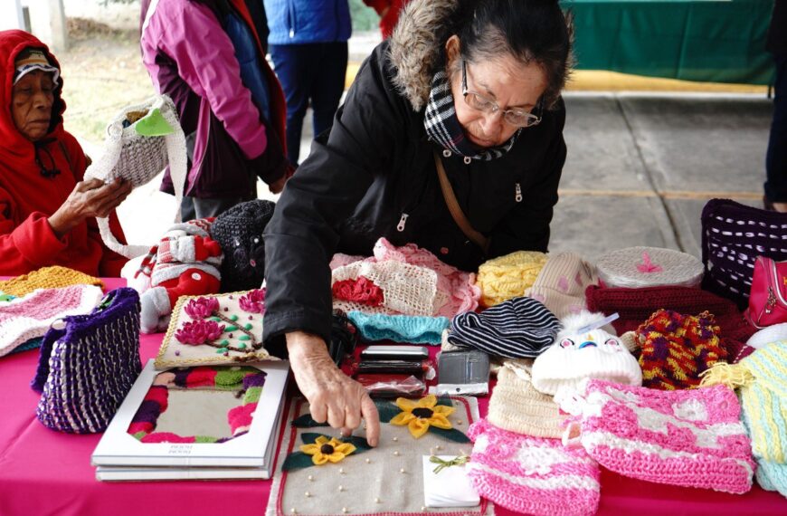 Con amor y dedicación, las alumnas del DIF ponen a la venta sus creaciones navideñas