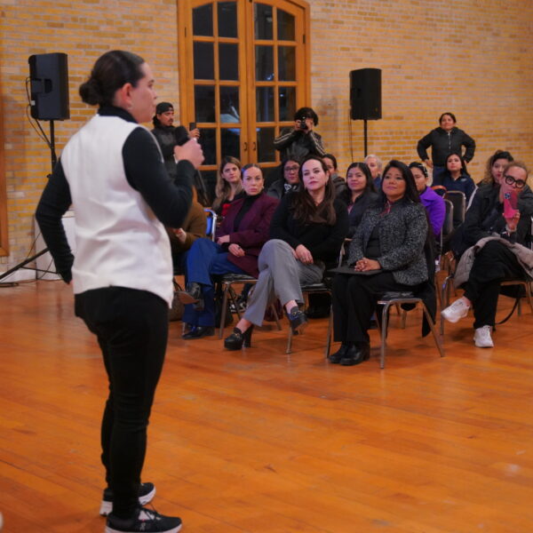 Imparte periodista Yuriria Sierra conferencia sobre empoderamiento femenino en Nuevo Laredo