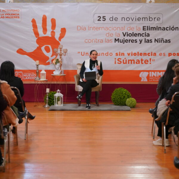 Imparte periodista Yuriria Sierra conferencia sobre empoderamiento femenino en Nuevo Laredo
