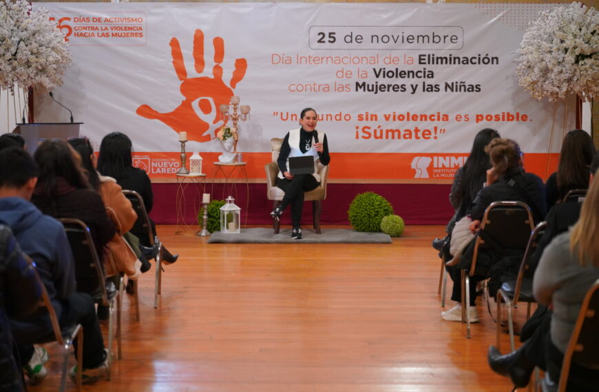 Imparte periodista Yuriria Sierra conferencia sobre empoderamiento femenino en Nuevo Laredo