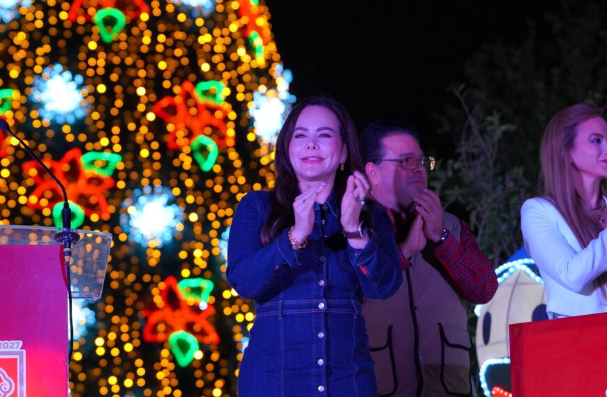 Enciende Carmen Lilia junto a cientos familias árbol de navidad en el Viveros Mágico