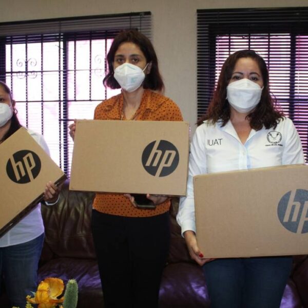 Recibirán más de mil alumnos y maestros de la UAT becas y laptops en Nuevo Laredo