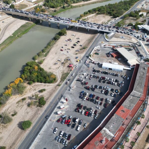 Paisanos se sienten seguros al cruzar por Nuevo Laredo para vacaciones de Navidad