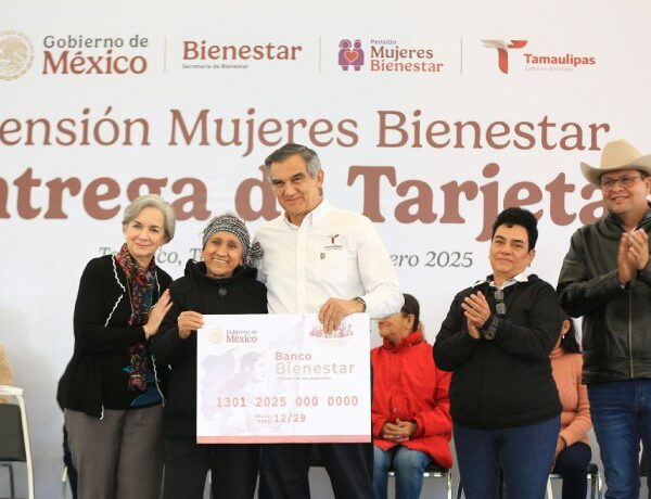 Entrega Américo Villarreal las tarjetas del programa Mujeres…