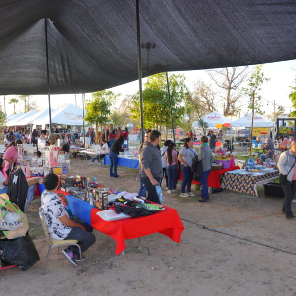 Disfrutan familias de primer “Bazar Emprendedores” del 2025