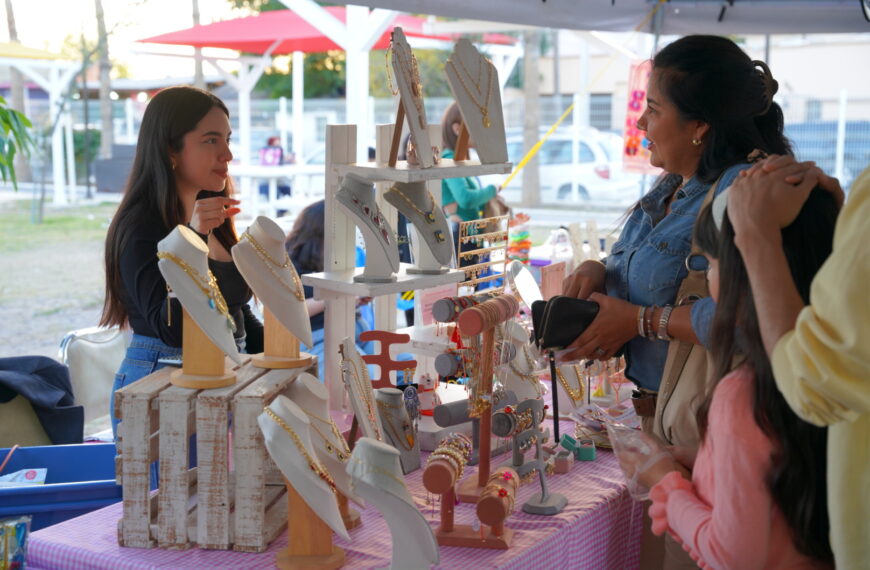 Disfrutan familias del primer Bazar Emprendedores del 2025 en el parque Mendoza