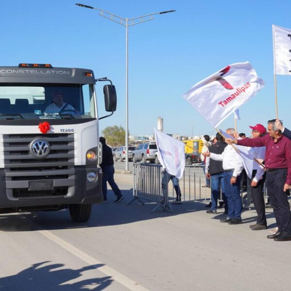 Américo y Carmen Lilia dan banderazo a nuevas unidades de recolección de residuos en Nuevo Laredo