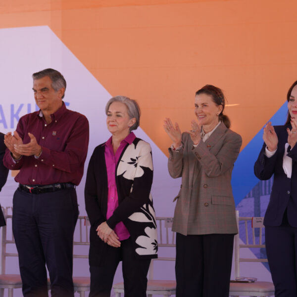 Colocan gobernador y alcaldesa primera piedra de planta…