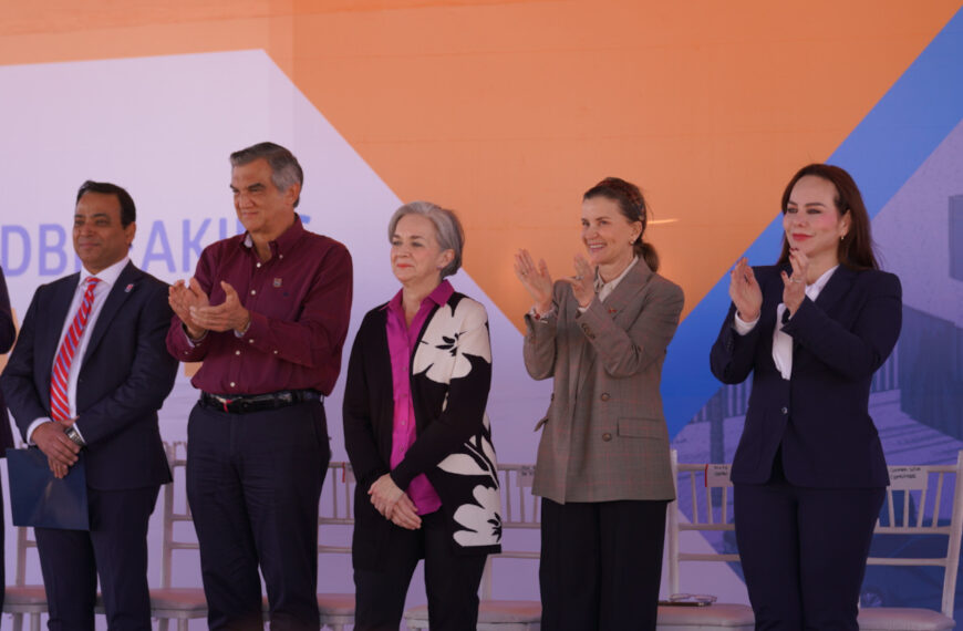 Colocan gobernador y alcaldesa primera piedra de planta industrial Medline