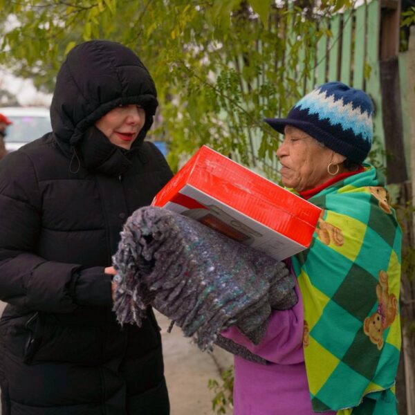 Recorre alcaldesa Los Artistas; lleva abrigo y calentadores a familias del sector