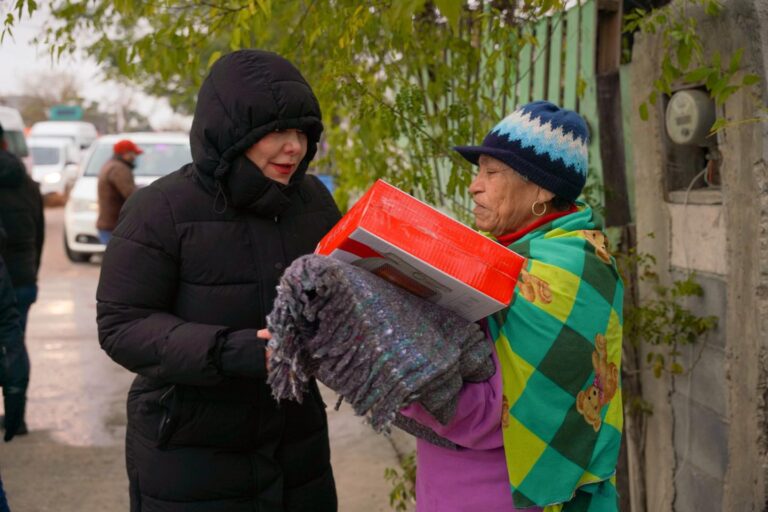 Recorre alcaldesa Los Artistas; lleva abrigo y calentadores a familias del sector