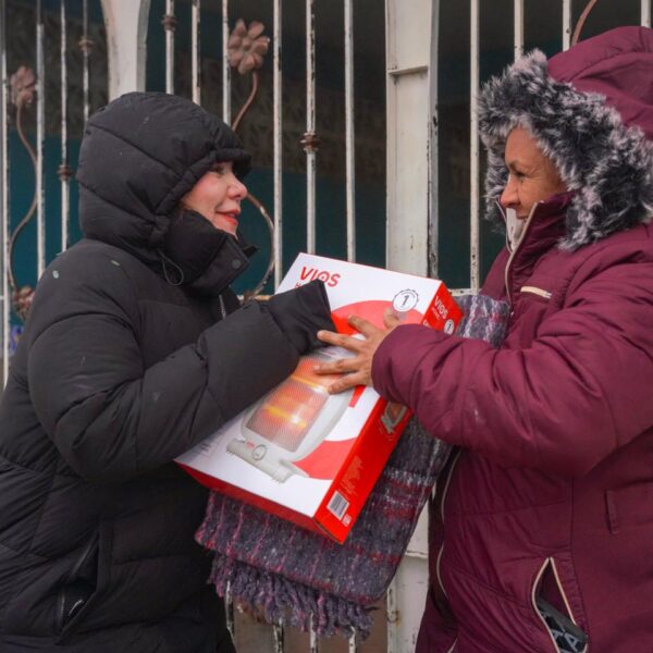Recorre alcaldesa colonia Los Artistas; lleva abrigo y calentadores a familias del sector