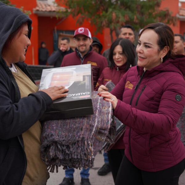 Entregan alcaldesa y Sistema DIF cobertores y calentadores…