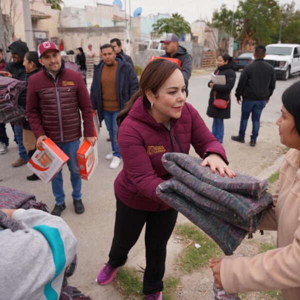 Entregan alcaldesa y Sistema DIF cobertores y calentadores…