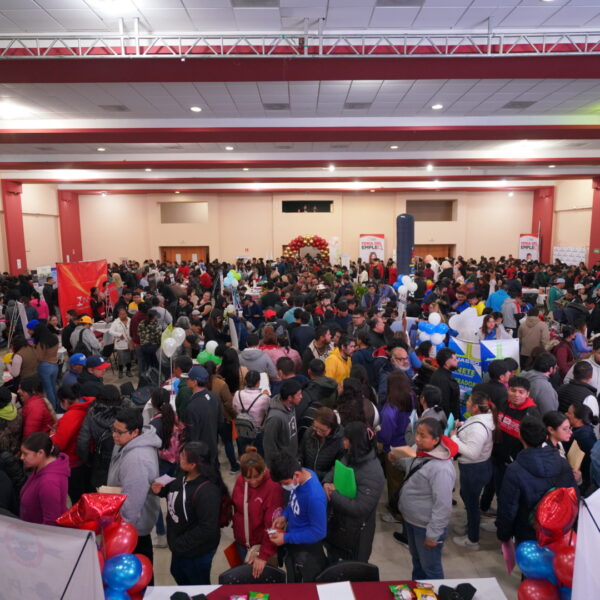 Acuden miles de ciudadanos a primera Feria del Empleo 2025 del gobierno municipal