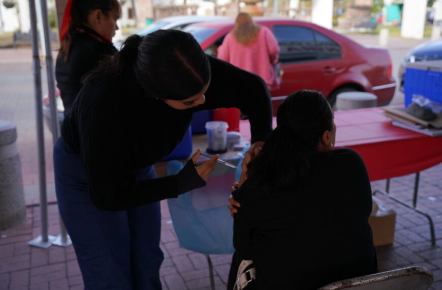 Acuden cientos de familias a Jornada de Vacunación del gobierno municipal