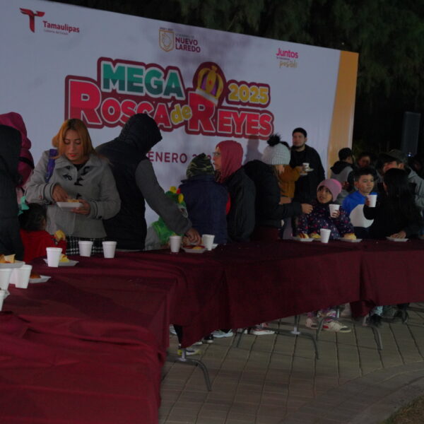 Agradecen familias de Nuevo Laredo mega rosca de reyes en el Viveros Mágico