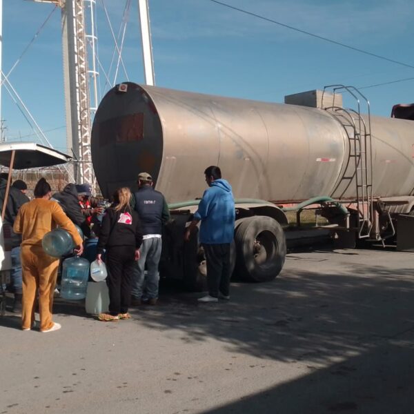Por falta de suministro eléctrico de CFE en Planta Norte el gobierno municipal facilita agua a familias del poniente