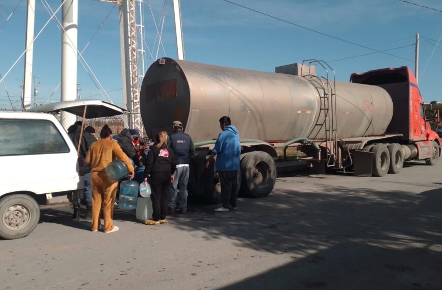 Por falta de suministro eléctrico de CFE en Planta Norte el gobierno municipal facilita agua a familias del poniente