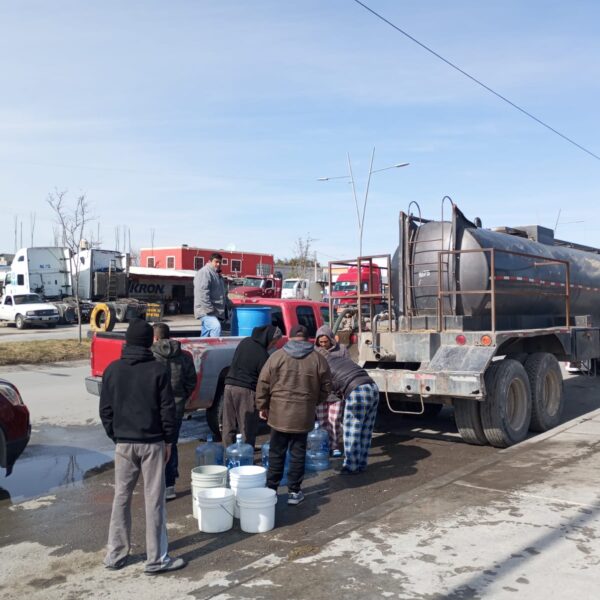 Por falta de suministro eléctrico de CFE en planta norte; municipio facilita agua potable a familias del poniente