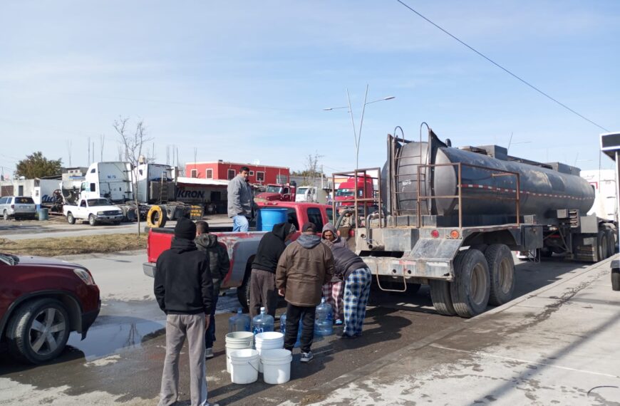 Por falta de suministro eléctrico de CFE en planta norte; municipio facilita agua potable a familias del poniente