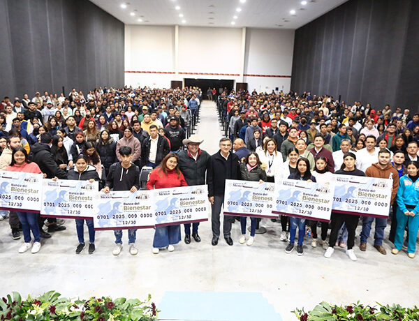 Entrega Américo Villarreal las tarjetas del programa Jóvenes…