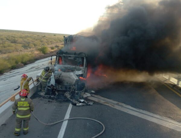 Se incendia un tráiler con autopartes en la autopista Monterrey-Nuevo Laredo