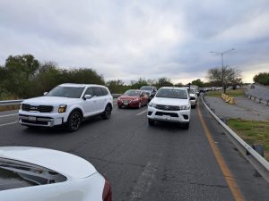 Inicia regreso de paisanos por Nuevo Laredo; se forman largas filas en el Colosio