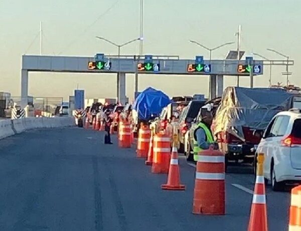 Más de 30,000 paisanos circulan por la autopista Monterrey-Nuevo Laredo