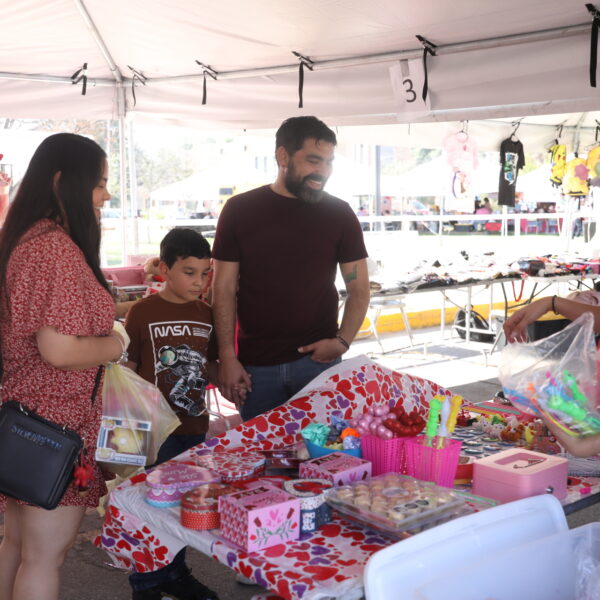 Disfrutan familias de bazar Juntos lo Hacemos Posible edición San Valentín