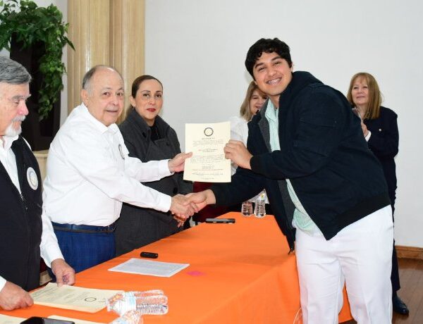 Entrega la EX-A-UAT 128 becas a estudiantes de…