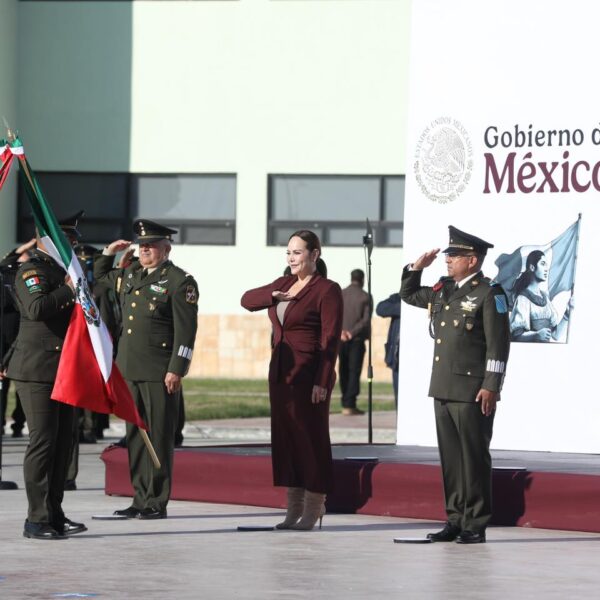 Encabeza alcaldesa celebración del Día de la Bandera junto a cientos de estudiantes de Nuevo Laredo