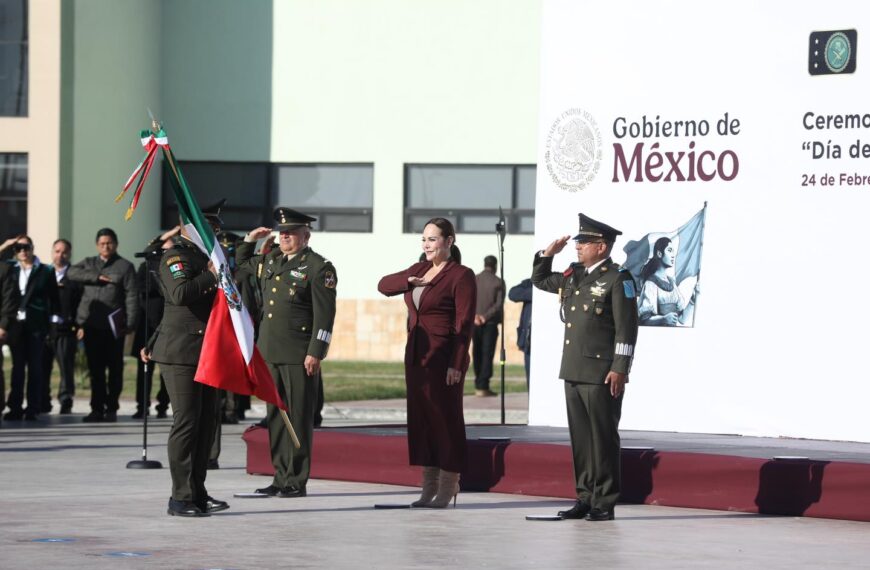 Encabeza alcaldesa celebración del Día de la Bandera junto a cientos de estudiantes de Nuevo Laredo