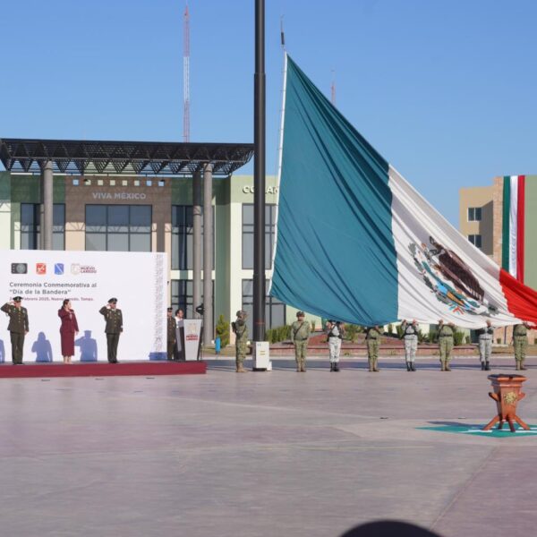 Encabeza alcaldesa celebración del día de la bandera junto a cientos de estudiantes de Nuevo Laredo
