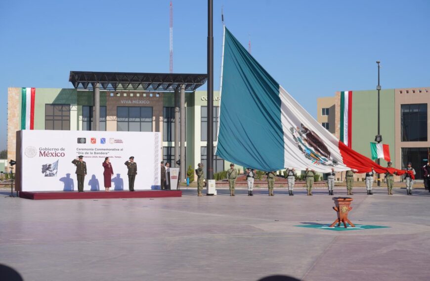Encabeza alcaldesa celebración del día de la bandera junto a cientos de estudiantes de Nuevo Laredo
